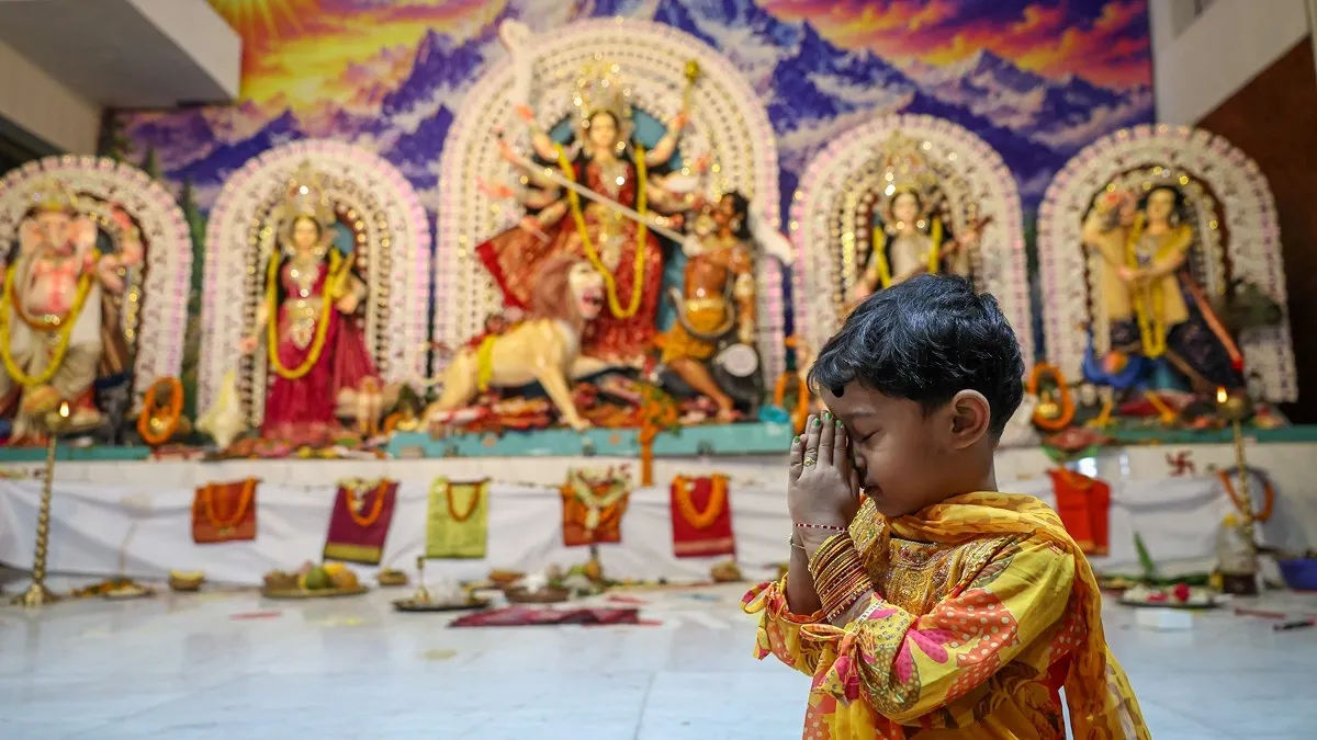 মণ্ডপে উৎসবের আমেজ