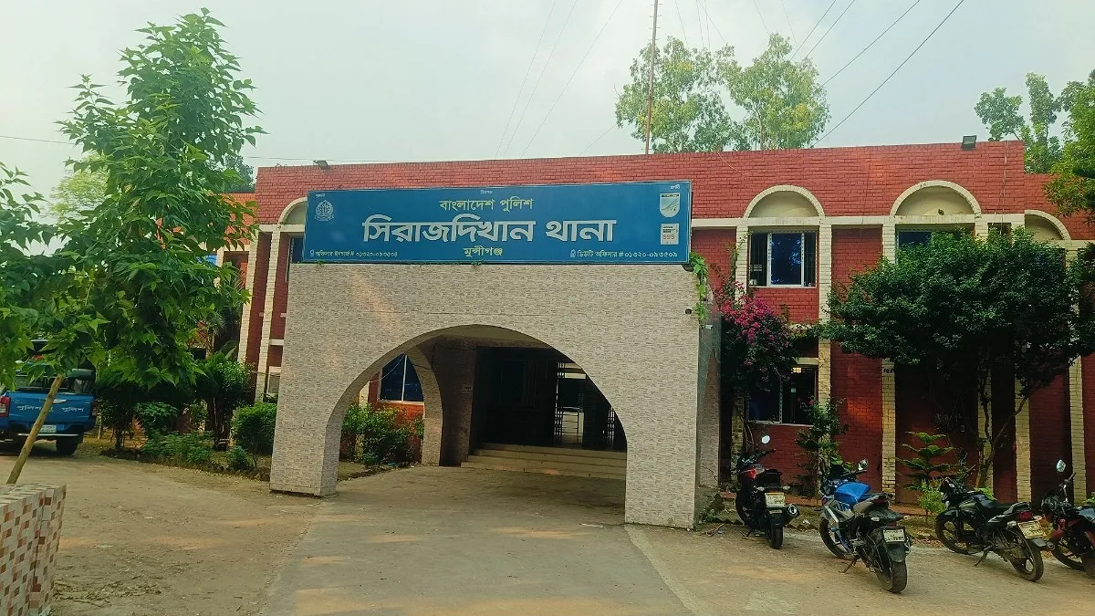 নিষিদ্ধ আ. লীগ সভাপতিকে ছাড়াতে থানায় বিএনপি নেতা!