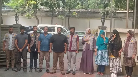‘ভাগনের স্ত্রীকে’ নিয়ে ‘হানি-ট্র্যাপ চক্র’ চালাতেন মামা, হোতাসহ গ্রেপ্তার ৫
