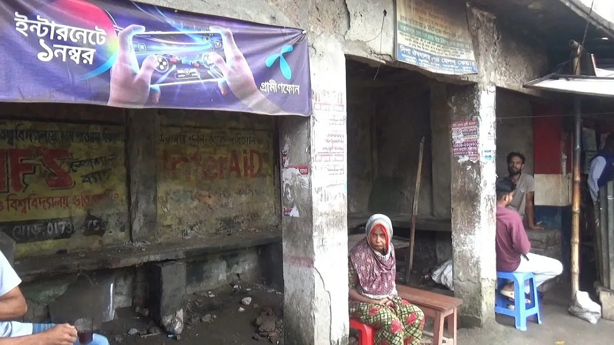 যাত্রী ছাউনি নাকি দোকান? রোদ-বৃষ্টিতে দুর্ভোগে যাত্রীরা