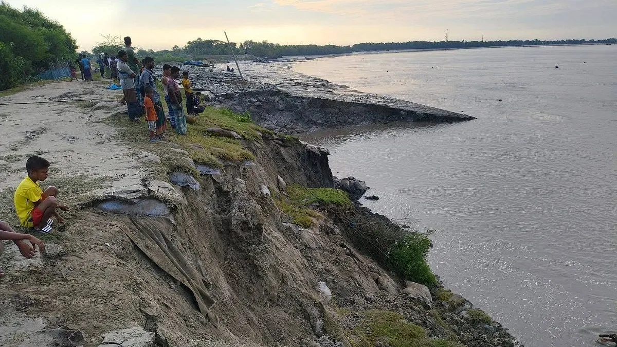 ঘূর্ণিঝড়ের সতর্কবার্তার মধ্যে আশাশুনির খোলপেটুয়া নদীর বেড়িবাঁধে ভাঙন