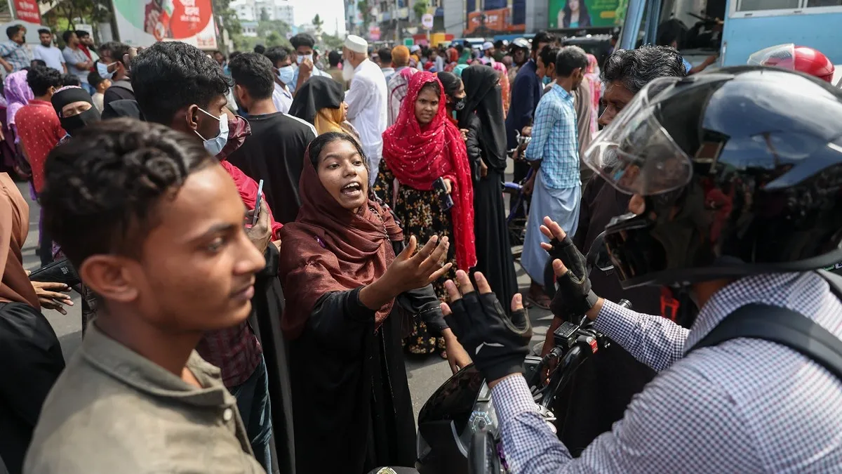 সড়ক অবরোধের কারণে মোটরসাইকেলচালকদের সঙ্গে বাগ্বিতণ্ডায় জড়ান পোশাক শ্রমিকরা