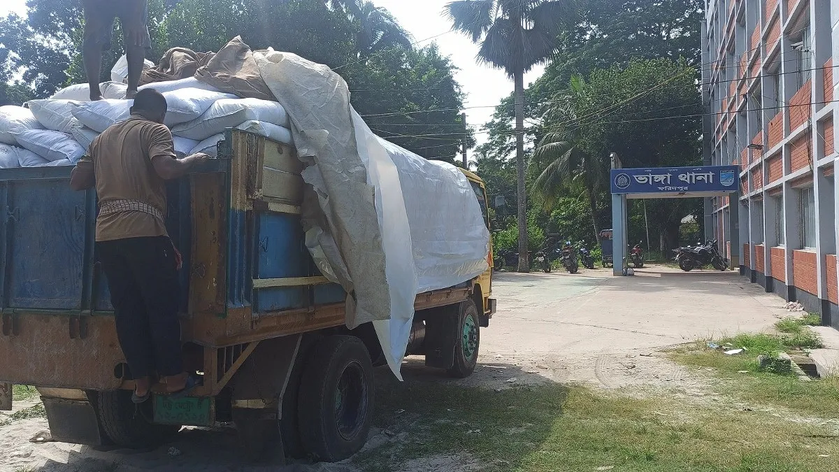 রাতের আঁধারে সরানো হচ্ছিল ২৫০ বস্তা সার, ডিলারসহ আটক ২