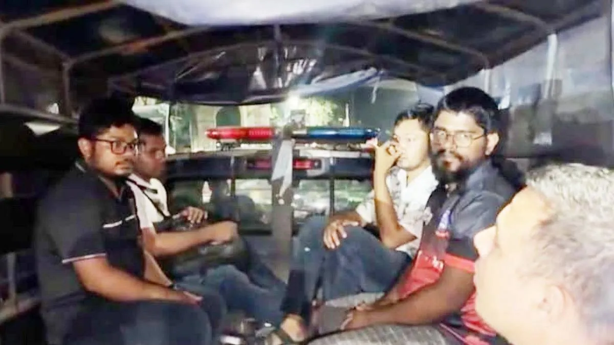 ঢাবিতে গেজেটবঞ্চিতদের অনশন থেকে ছাত্রলীগের চার নেতা আটক