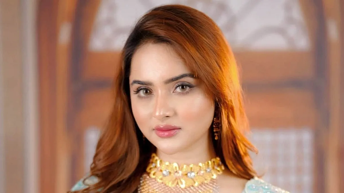 সাড়ে ৫ টায় আমন্ত্রণ জানিয়ে নায়িকা এলেন রাত ৯ টায়
