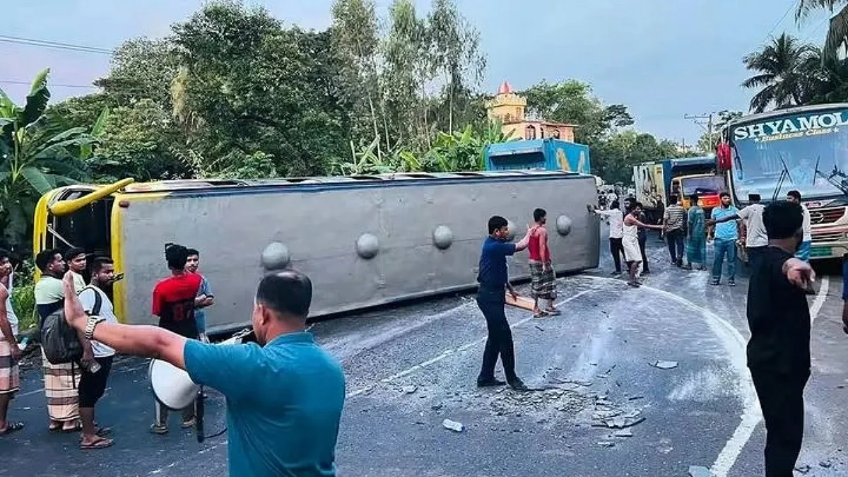 চন্দনাইশে সৌদিয়া পরিবহনের বাস উল্টে আহত ২০