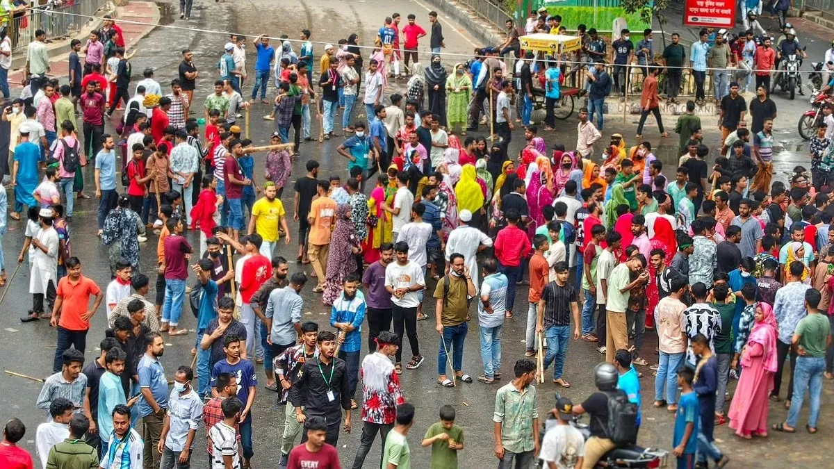 ন্যূনতম বেতন ৩০ হাজার দাবি, কালিয়াকৈরে পোশাক শ্রমিকদের বিক্ষোভ
