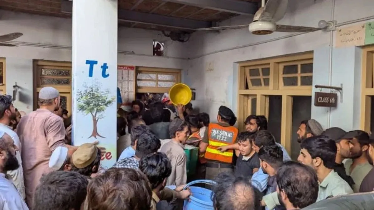 পাকিস্তানে স্কুলের ছাদ ধসে ২৮ শিশু নিহত