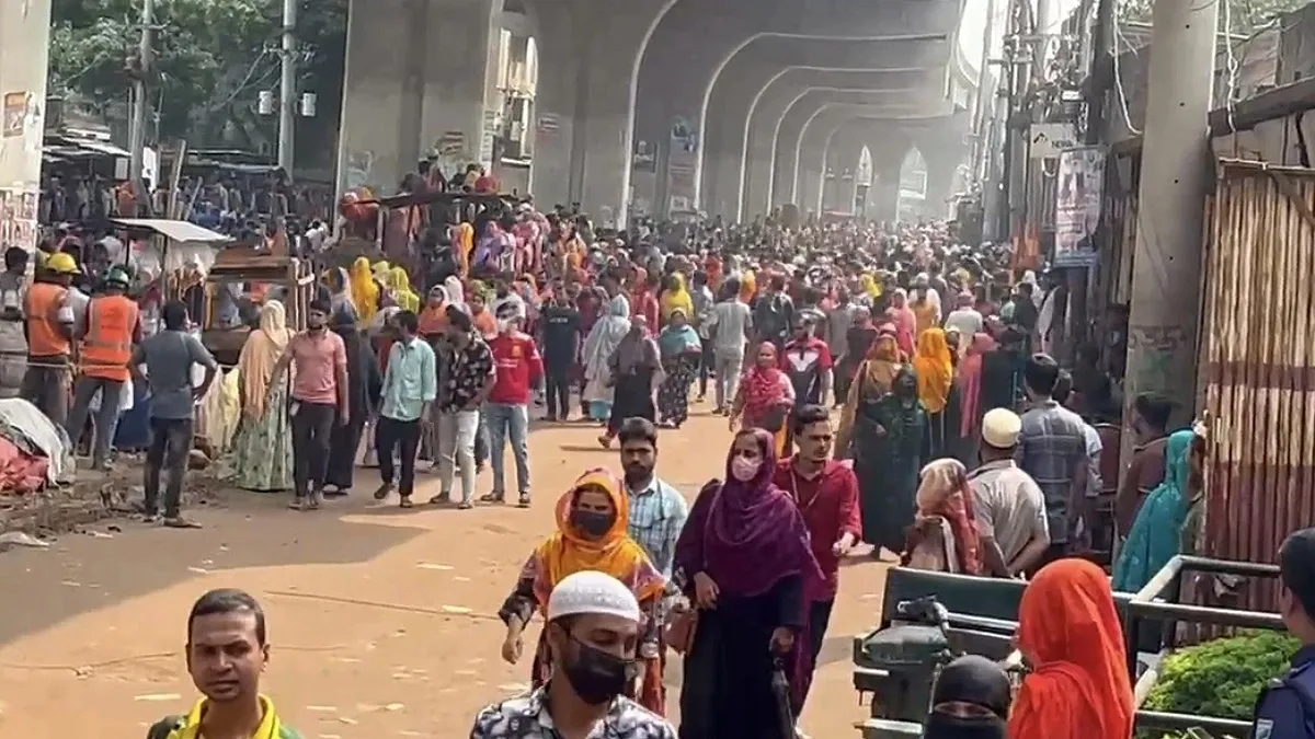 আশুলিয়ায় পোশাক শ্রমিকদের বিক্ষোভ : ২০ কারখানা ছুটি ঘোষণা
