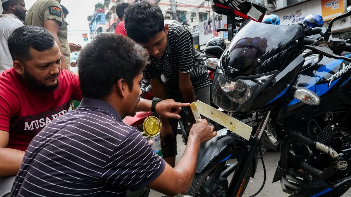 আঠা লাগিয়ে নাম্বার প্লেটের বোর্ড প্রস্তুত করা হচ্ছে