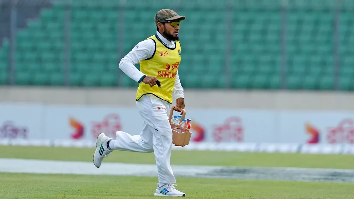 পানি টানছেন মুশফিকুর রহিম