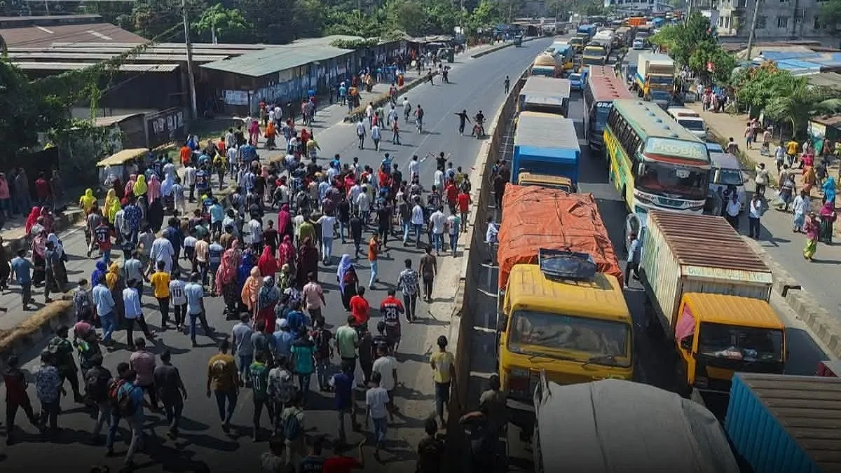 কালিয়াকৈরে বেতন বৃদ্ধির দাবিতে মহাসড়ক অবরোধ