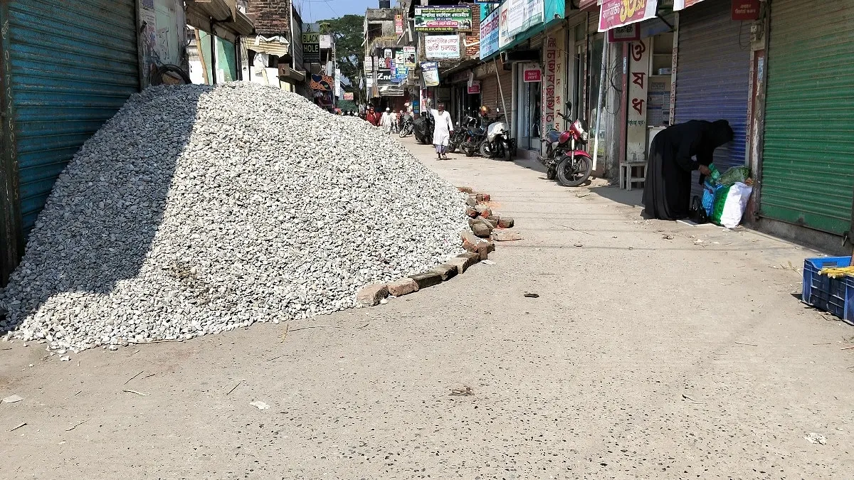 রাস্তা দখল করে নির্মাণসামগ্রী, যানজটে ভোগান্তি