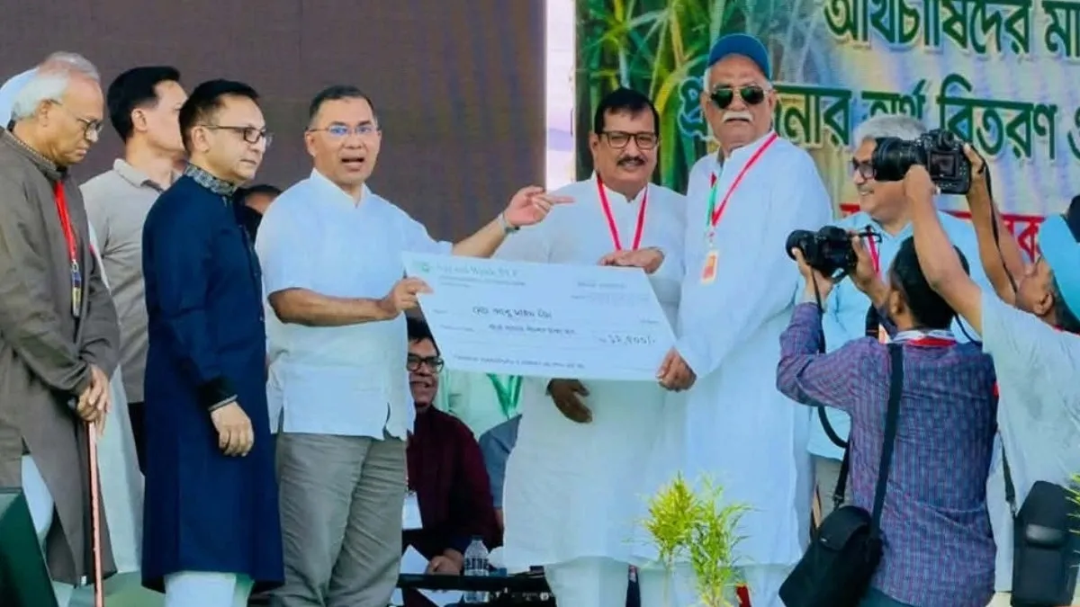 বিএনপির এমপি চাঁদ নিলেন আখচাষির প্রণোদনা