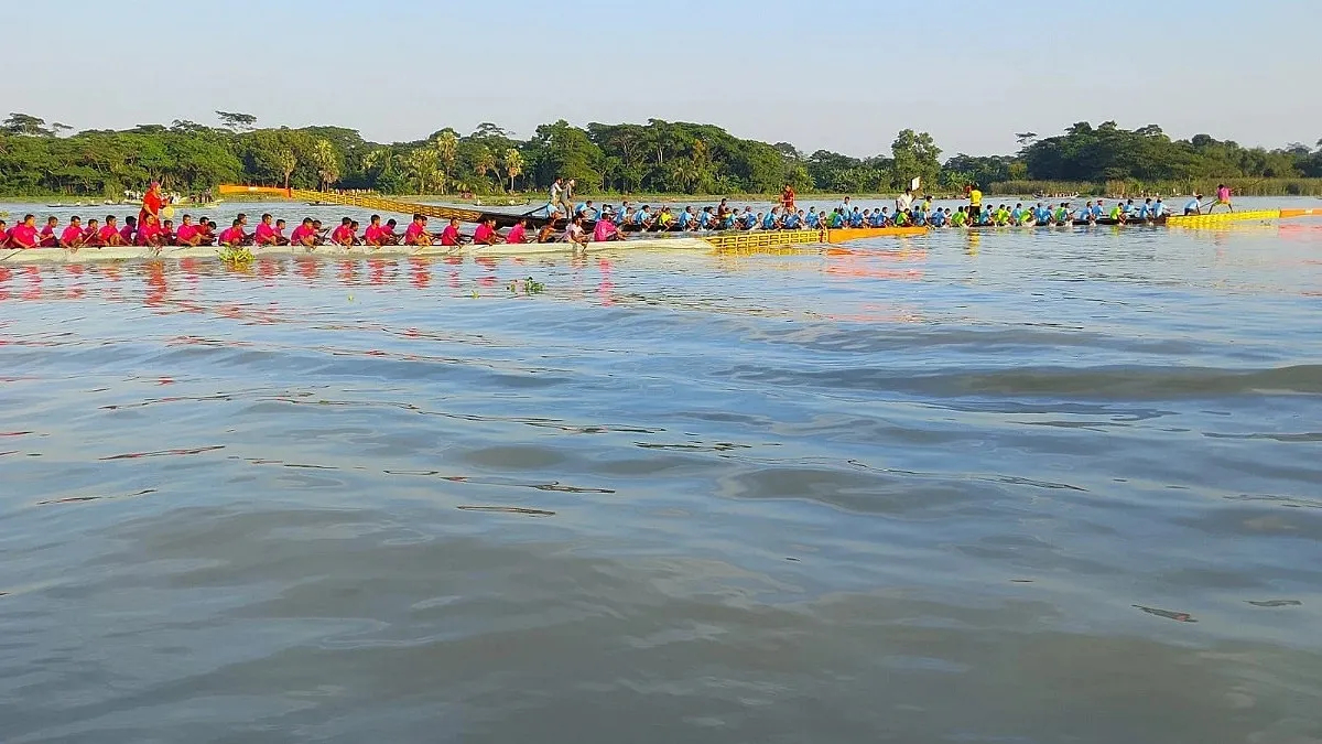 উজিরপুরে নৌকাবাইচ দেখতে লাখো মানুষের ঢল