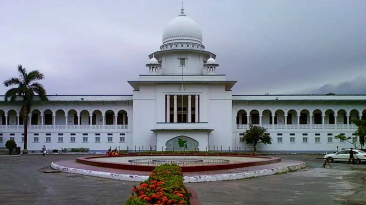 ট্রাইব্যুনালে হাজির হয়ে নিঃশর্ত ক্ষমা চাইলেন আওয়ামীপন্থী ২ আইনজীবী