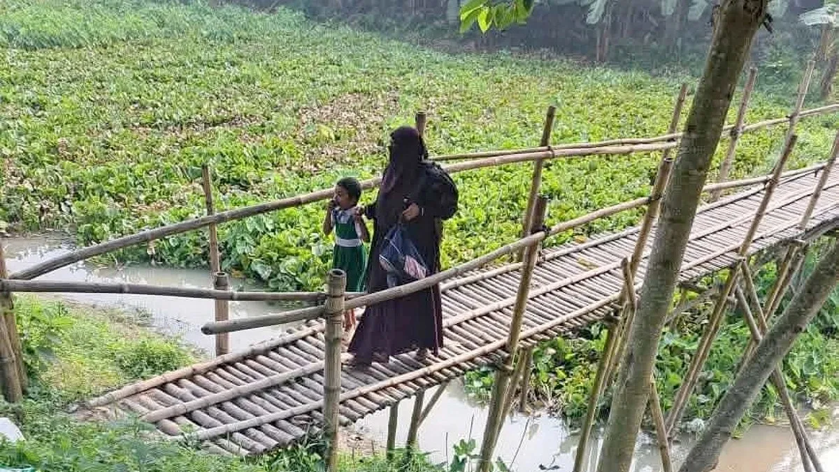 একটি সেতুর অভাবে দুর্ভোগে ৯ গ্রামের ২০ হাজার মানুষ