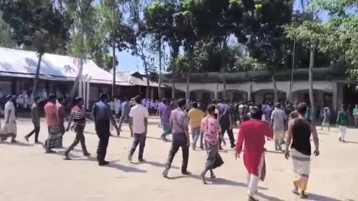 প্রধান শিক্ষকের পুনর্বহাল নিয়ে সংঘর্ষ, ১০ শিক্ষার্থীসহ আহত ১১ জন