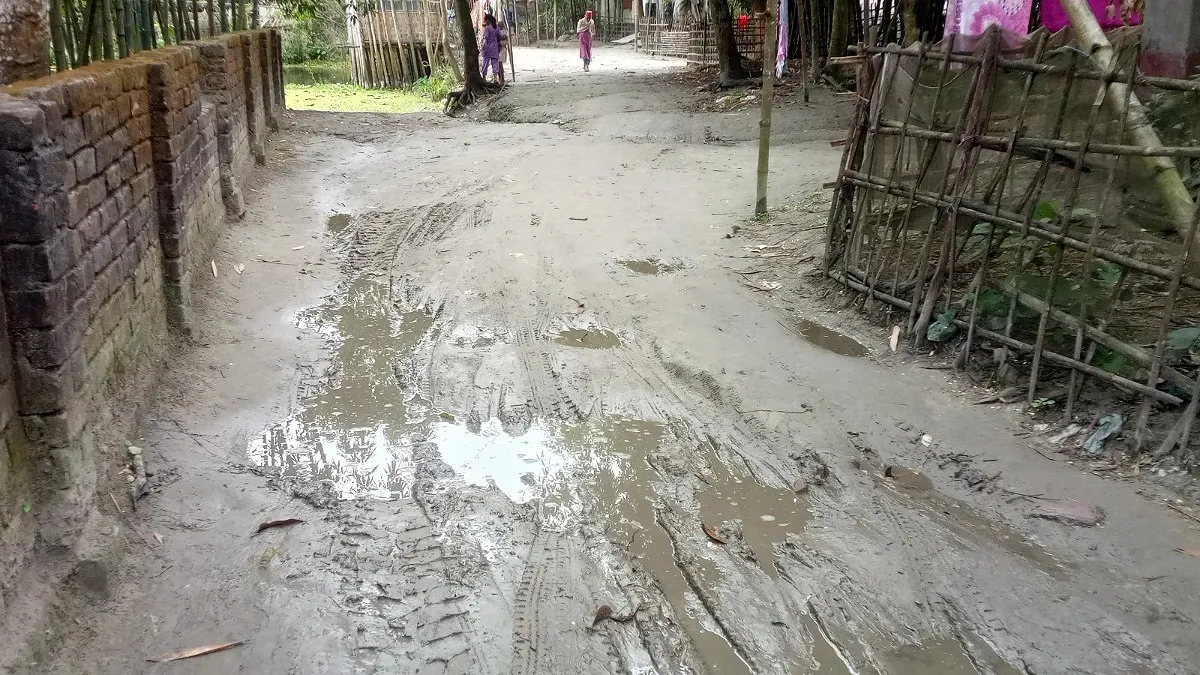 বর্ষা এলেই কাদায় বেহাল সড়ক, দুর্ভোগে শিক্ষার্থীরা