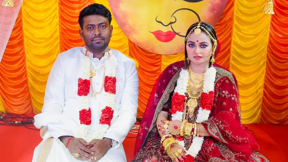 একযুগের প্রেমের পর সিঙ্গাপুর প্রবাসীকে বিয়ে করলেন গায়িকা পর্না