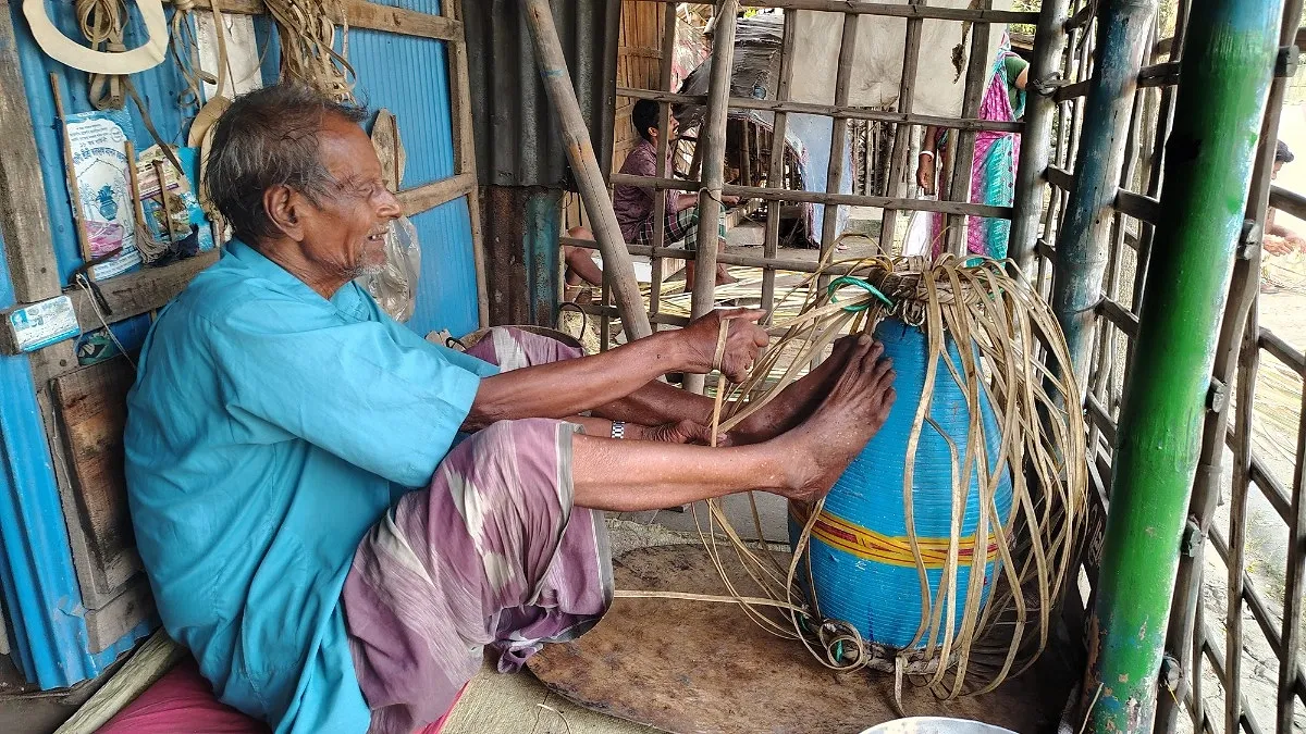 পূজায় কদর বাড়লেও নেই আগের জৌলুস: হারাচ্ছে ঐতিহ্য, বদলাচ্ছে পেশা