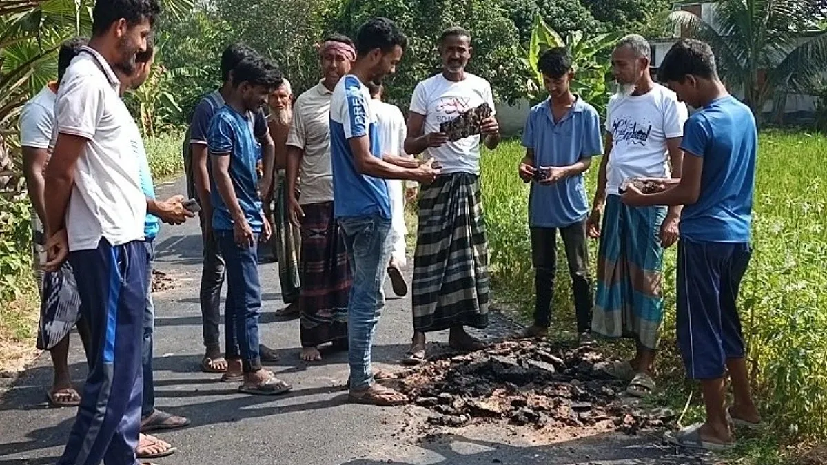 হাতের টানেই উঠে যাচ্ছে রাস্তার কার্পেটিং