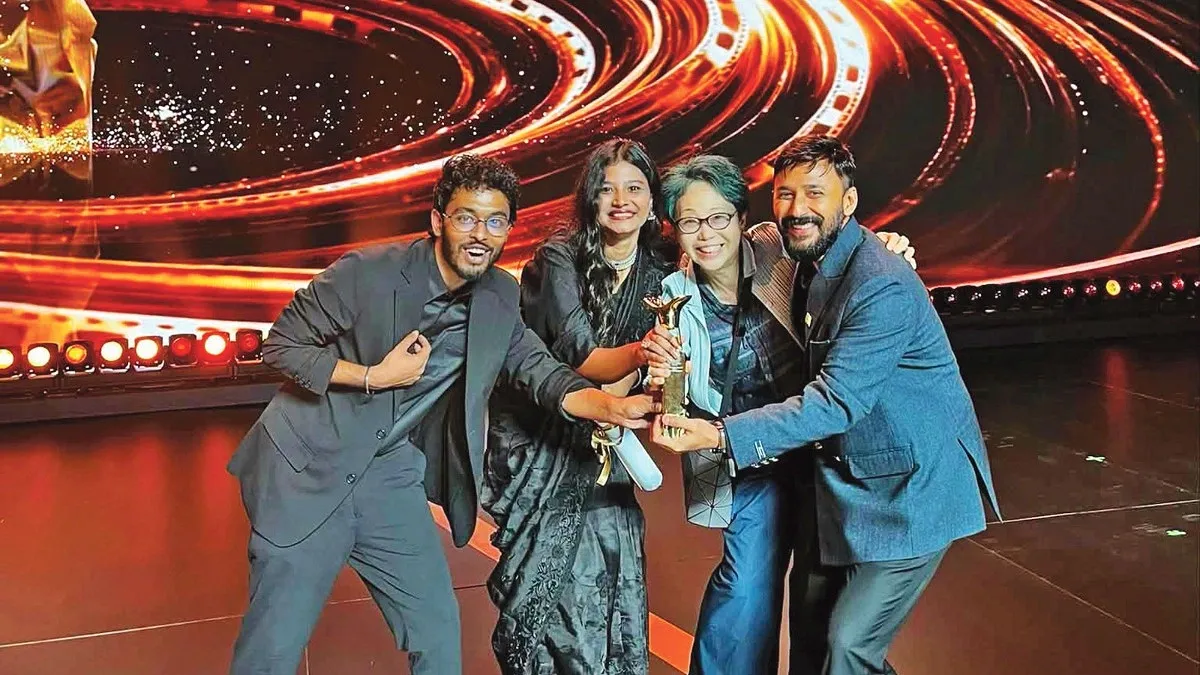 এবার চীনে পুরস্কৃত ‘সাঁকোটা দুলছে’