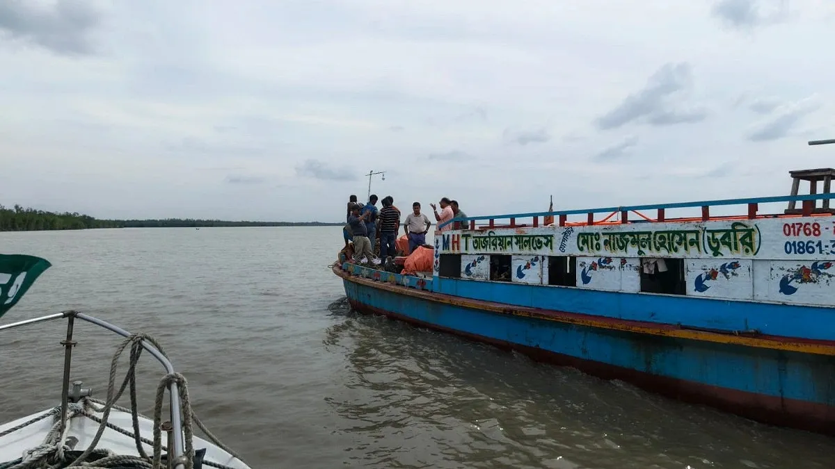 পশুর নদে কয়লাবোঝাই ডুবো জাহাজের হদিস মেলেনি দুদিনেও