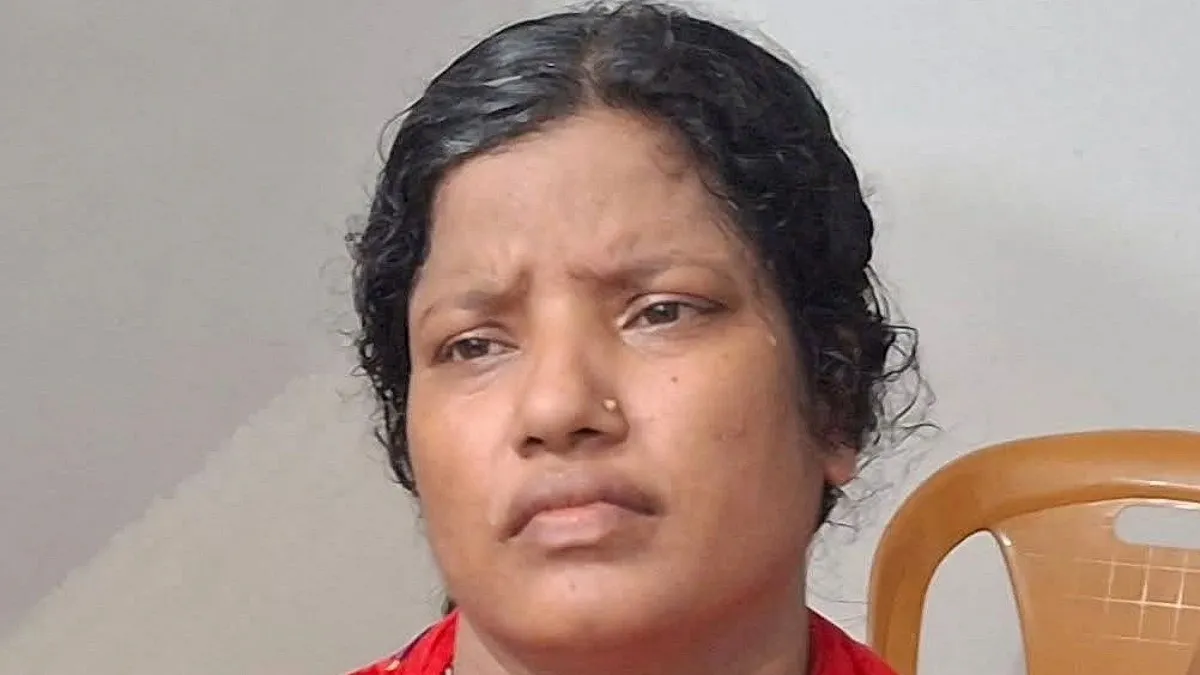 স্বজনদের ঘরে আটকে রেখে মাকে একের পর এক বটির কোপ, মেয়ে আটক