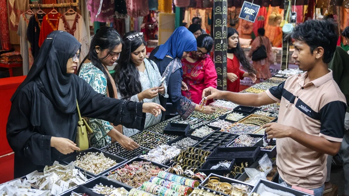 প্রসাধনী ও সাজসজ্জার সামগ্রীর স্টলে কেনাকাটায় ব্যস্ত ক্রেতারা
