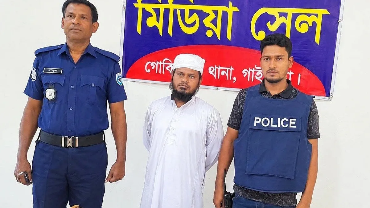 প্রবাসীর স্ত্রীর ভিডিও ছড়ানোর ভয় দেখিয়ে অর্থ আদায়, মাদ্রাসাশিক্ষক গ্রেপ্তার
