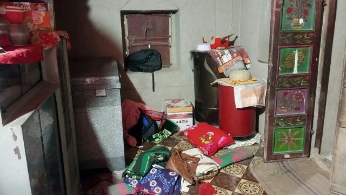 চুরি দেখে ফেলায় গৃহবধূকে মারধর