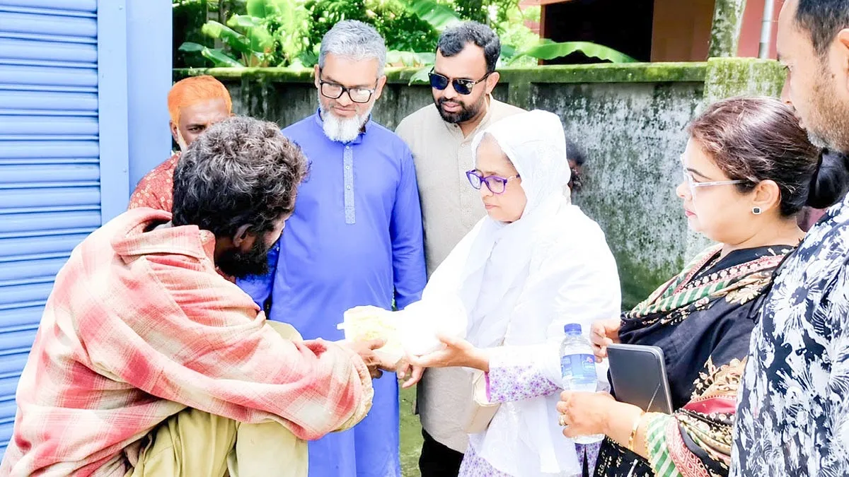 অসহায় মানুষের পাশে তাসলিমা
