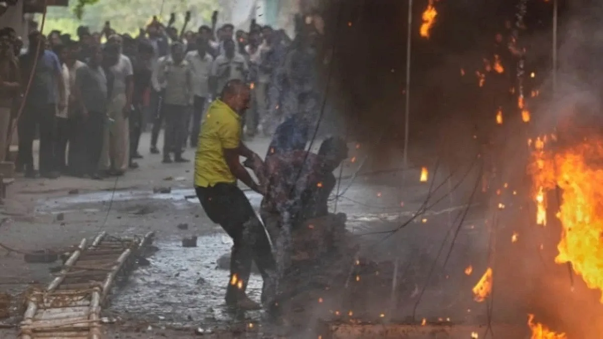 21 Killed in Hotel Fire in Delhi