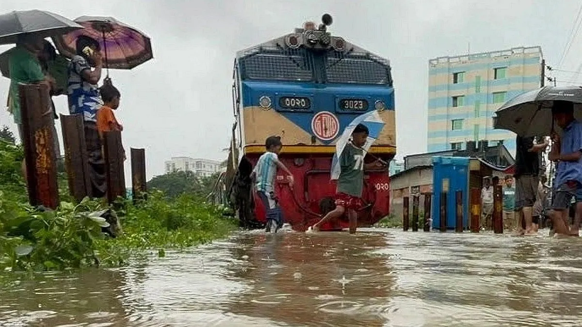 Heavy Rain Strands Thousands on Cox’s Bazar-Bound Train