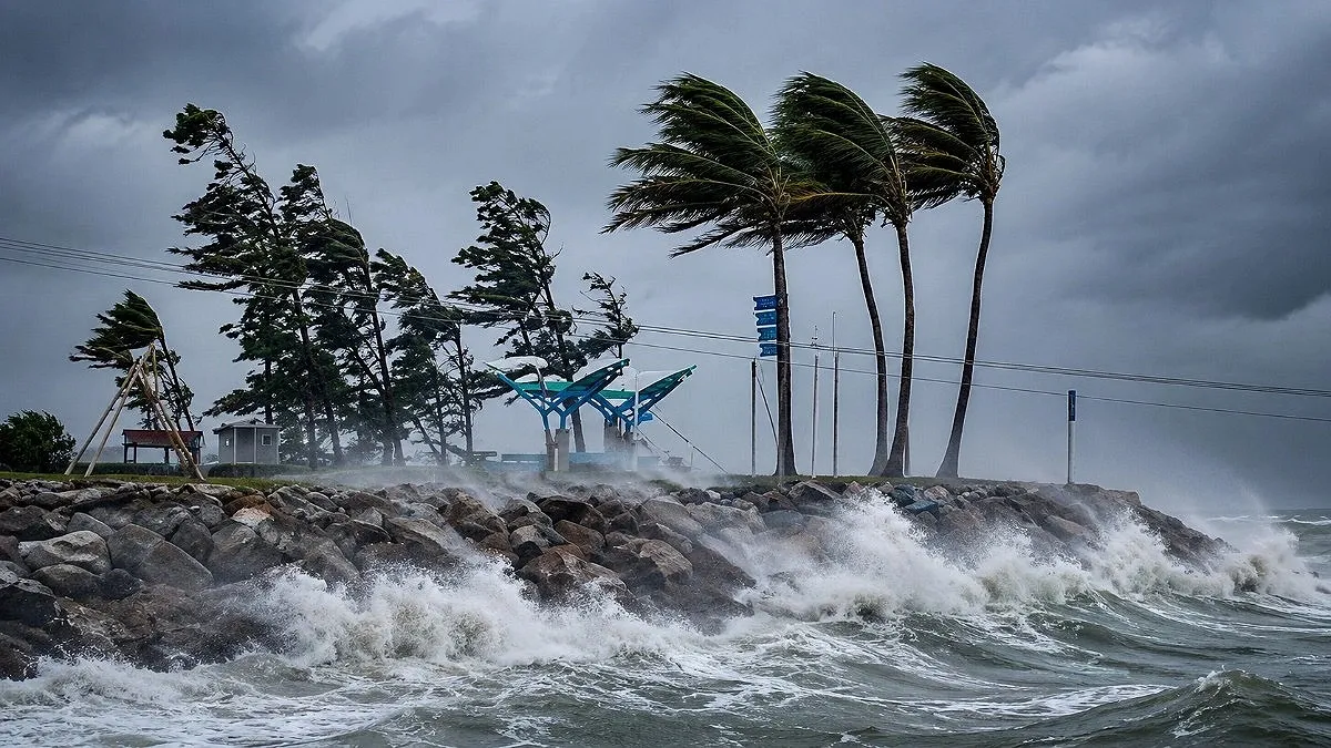 Storms likely in 7 regions by noon, No. 3 warning signal at two seaports