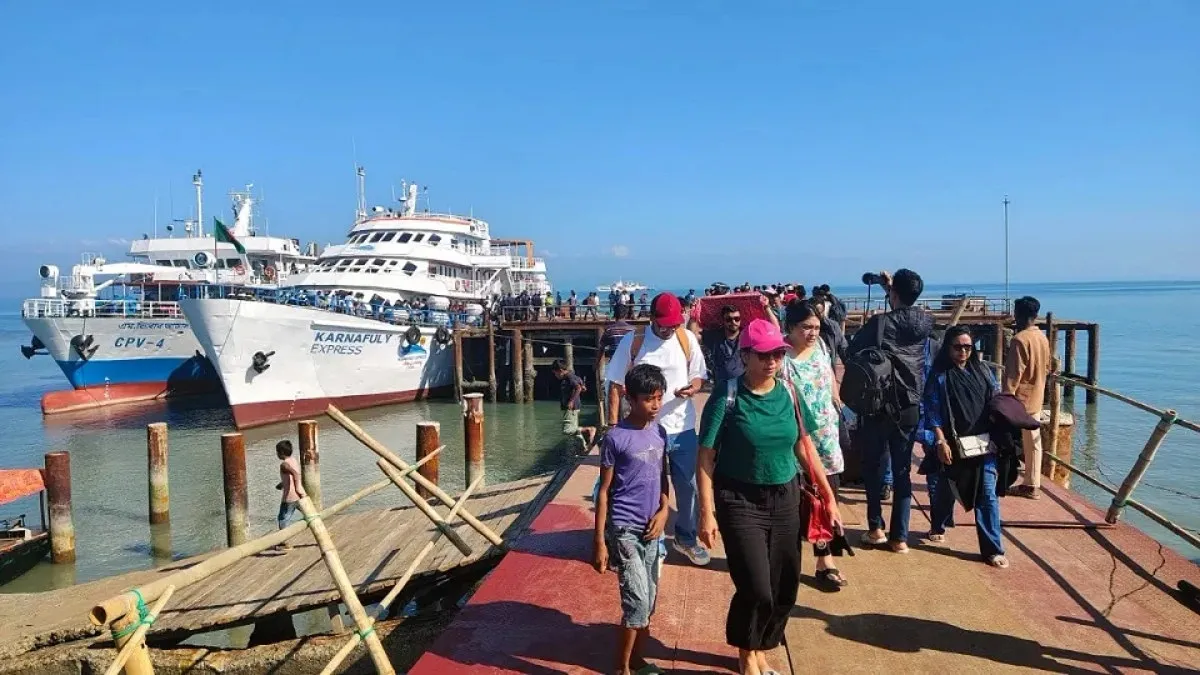 Saint Martin's tourist jetty rusted, pontoon nearly unusable
