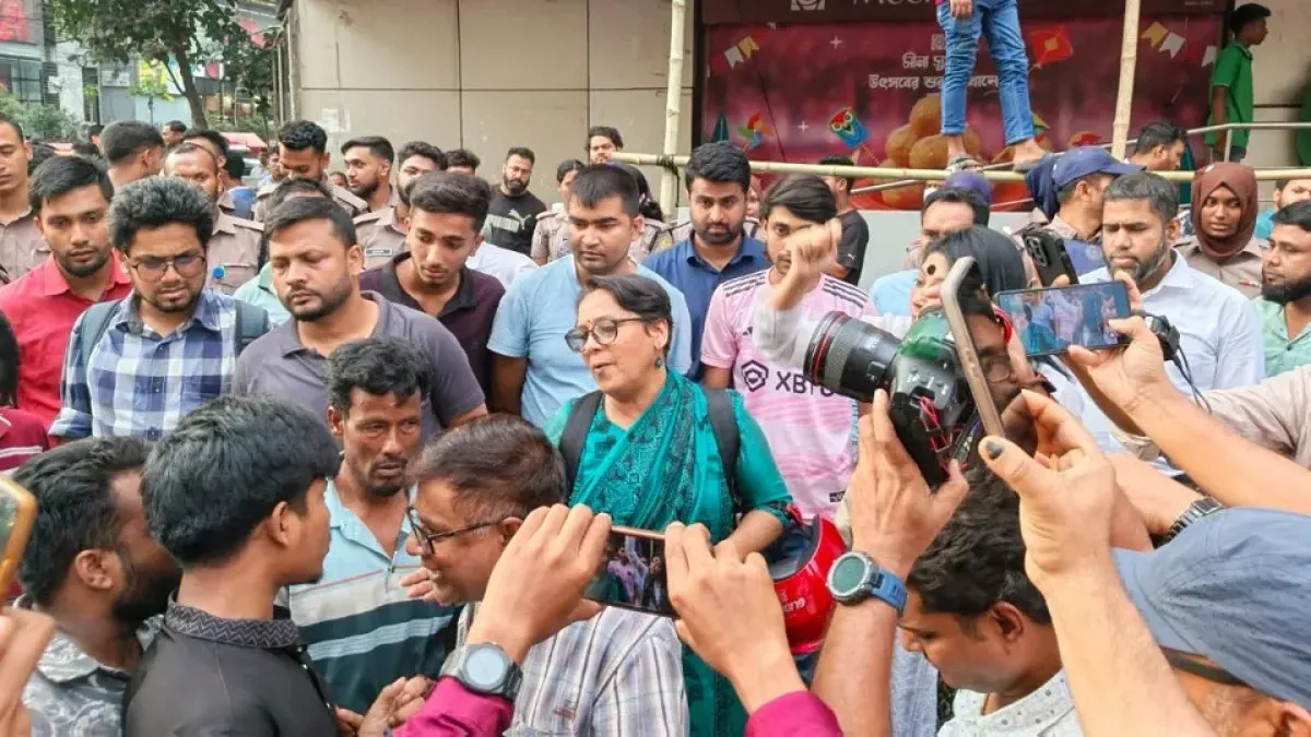 Police deter cultural activists from chanting 'Joy Bangla' slogan in Dhanmondi
