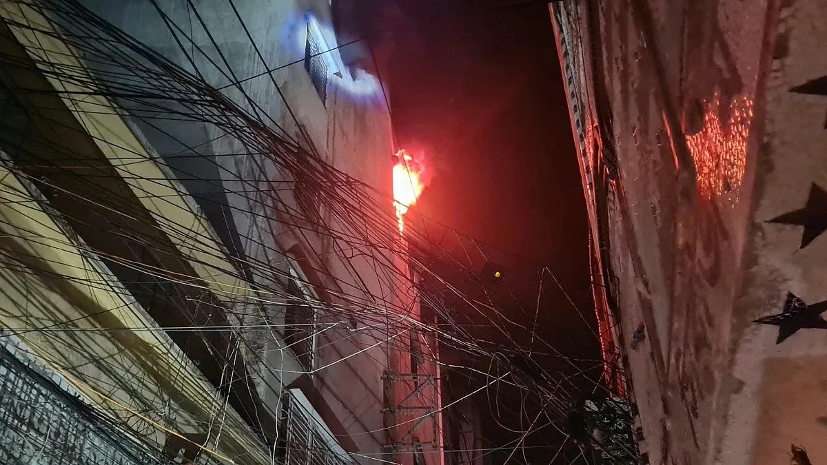 Chawkbazar fire not under control even after four and a half hours; 10 units at work