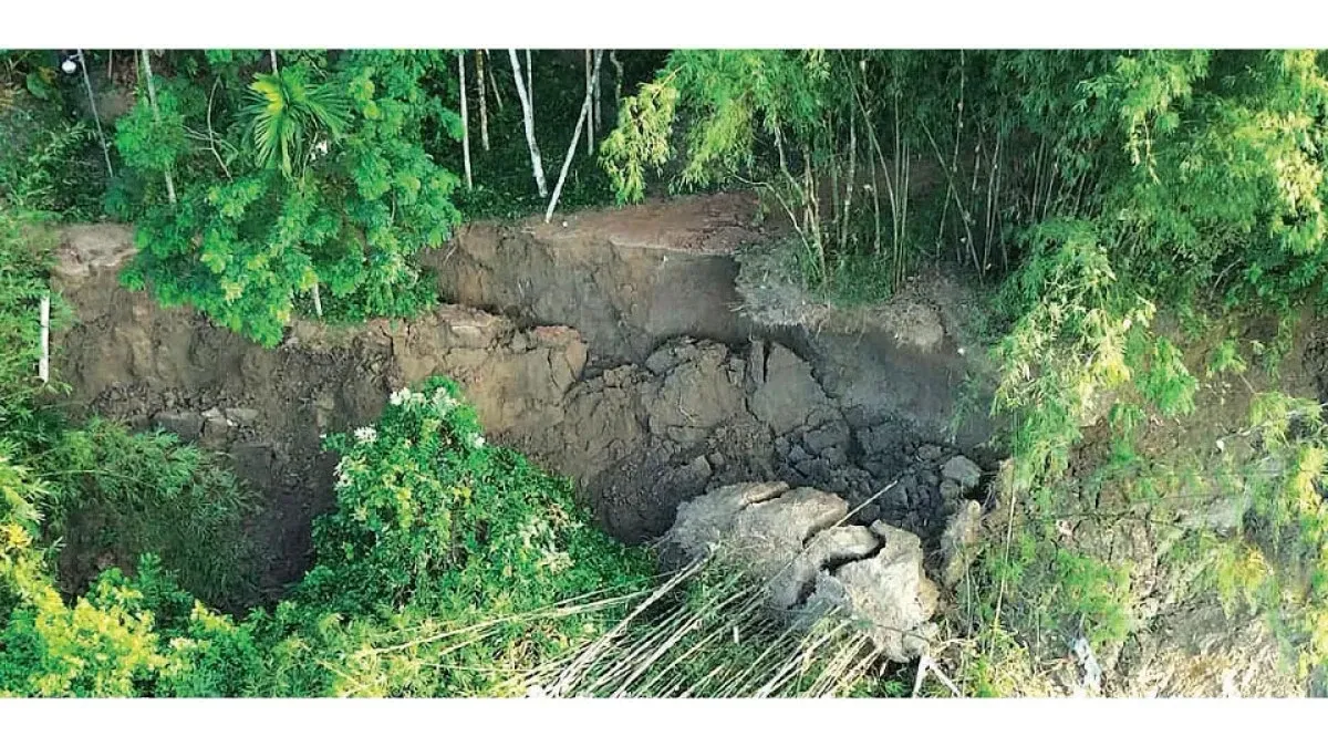 Erosion wipes out road in Kushiyara, people search for shelters