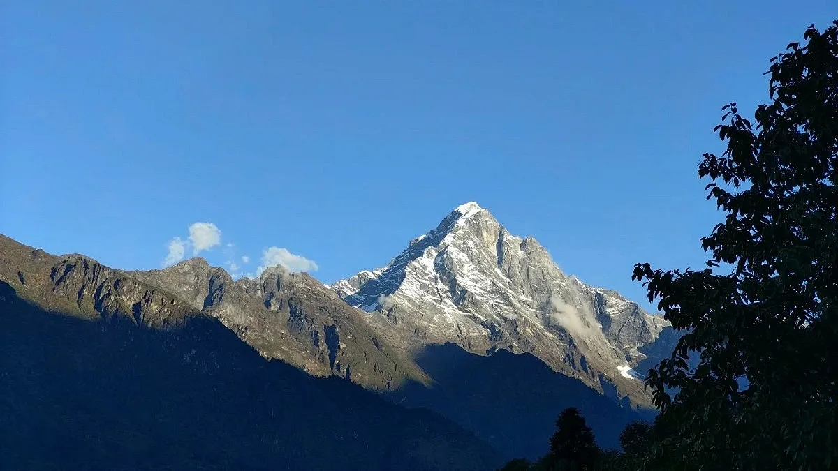 After weather delays and detours, Everest expedition begins