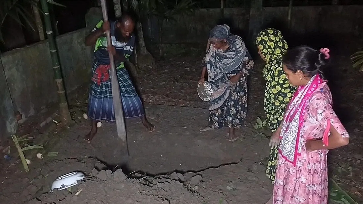 Wife and daughter dig grave of Freedom Fighter Manik Pashari