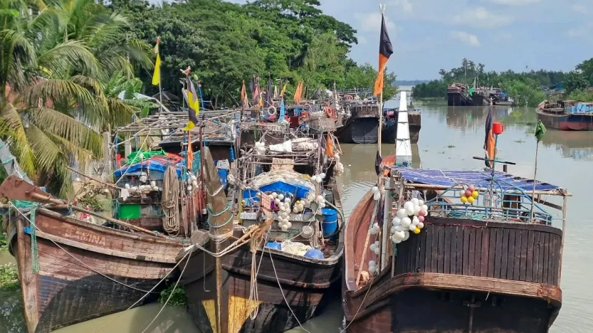 Ban on Hilsa Fishing Goes Midnight Thursday: Fishermen fear cyclone Arnab and pirates